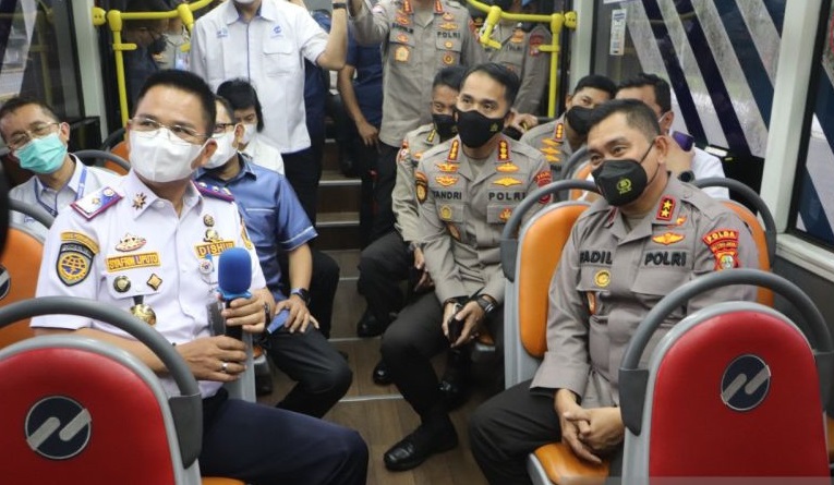 Kapolda Metro Jaya Ajak Personel Berangkat Kerja Naik Bus Transjakarta