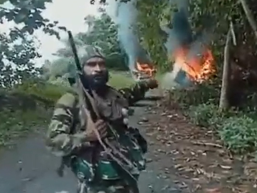 Biadab! KKB Serang Rombongan Polisi di Yapen Papua, 3 Mobil Dibakar