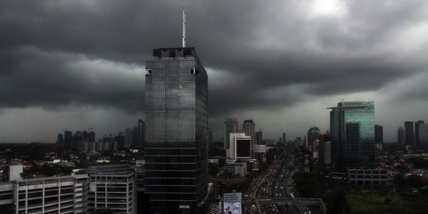Gaduh Beda Prediksi Badai Dahsyat, Jokowi Minta Warga Ikuti Informasi BMKG
