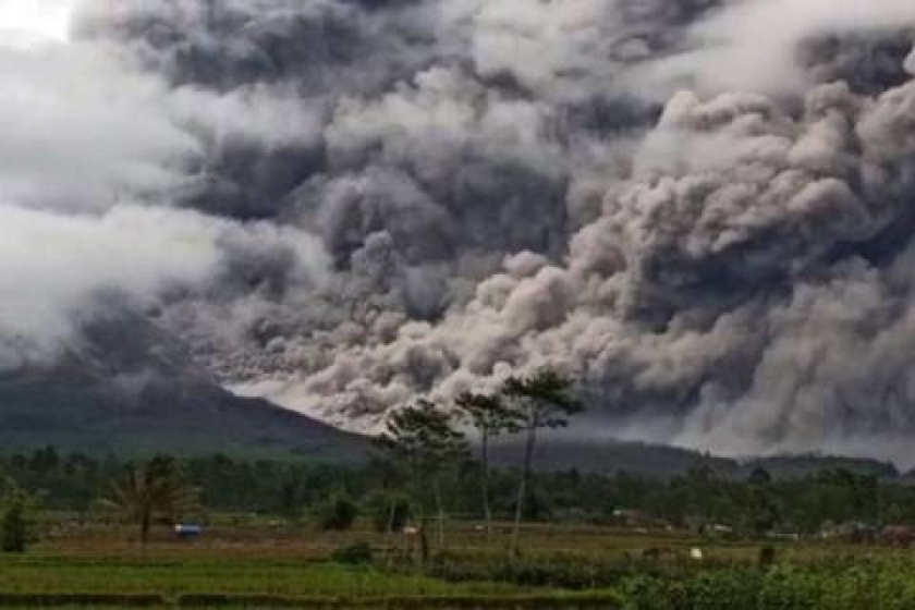 Masyarakat Diminta Tenang, Letusan Gunung Semeru Tak Picu Tsunami