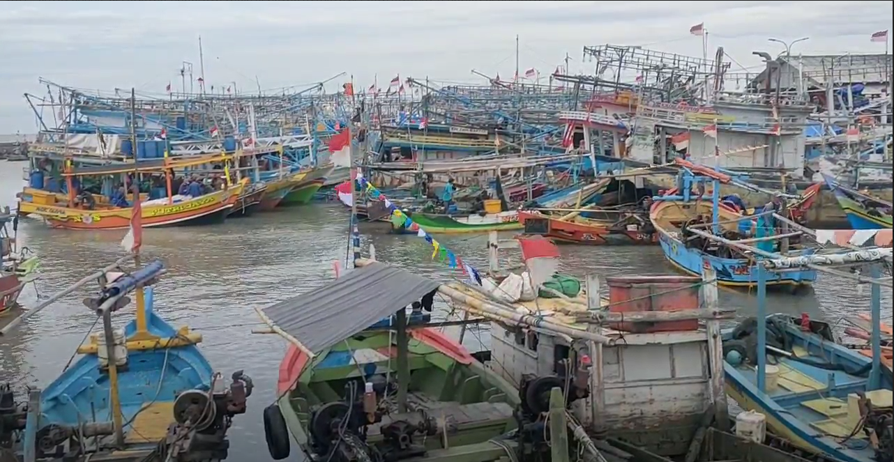 Ratusan Nelayan Indramayu Berhenti Melaut kartena Gelombang Tinggi