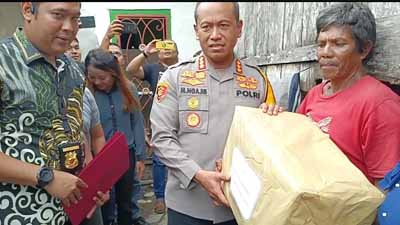 Kapolrestabes Palembang Beri Bantuan Ke Pemulung yang Dianiaya