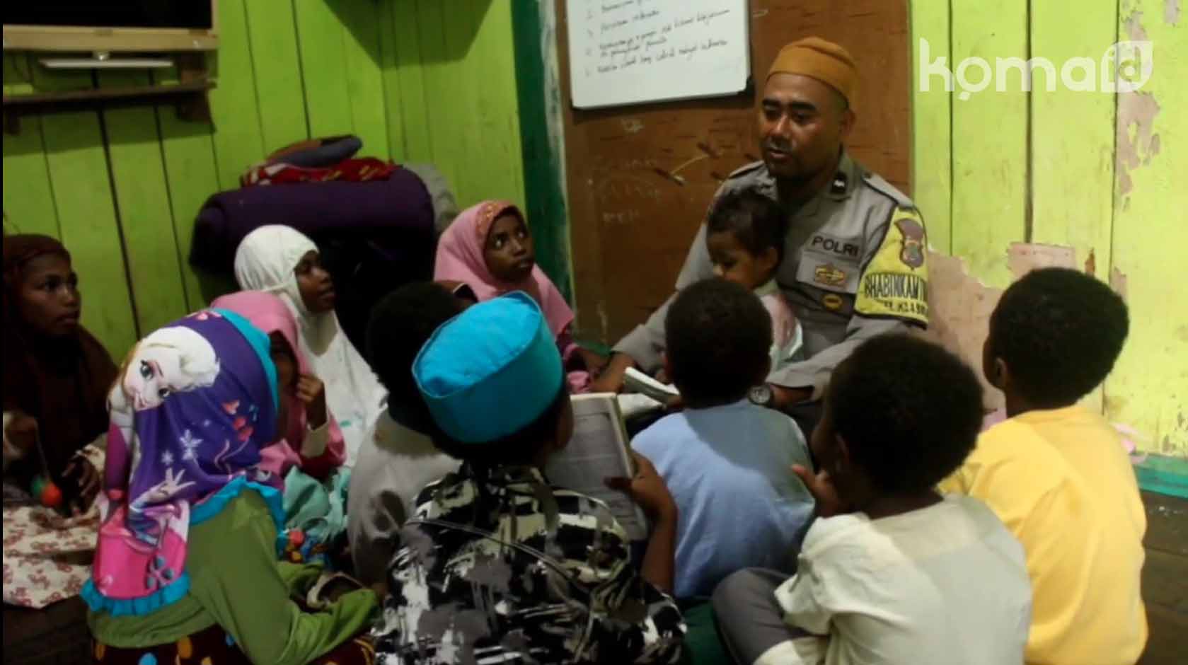 Mengajar Mengaji Disela-Sela Tugasnya Sebagai Polisi Di Sorong, Papua Barat