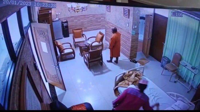 Skakmat! CCTV Ungkap Lukas Enembe Bisa Jalan dan Membaca