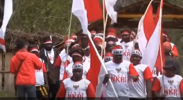 Pakai Atribut dan Bendera Merah Putih, Segerombolan KKB Turun Gunung Nyatakan Gabung NKRI