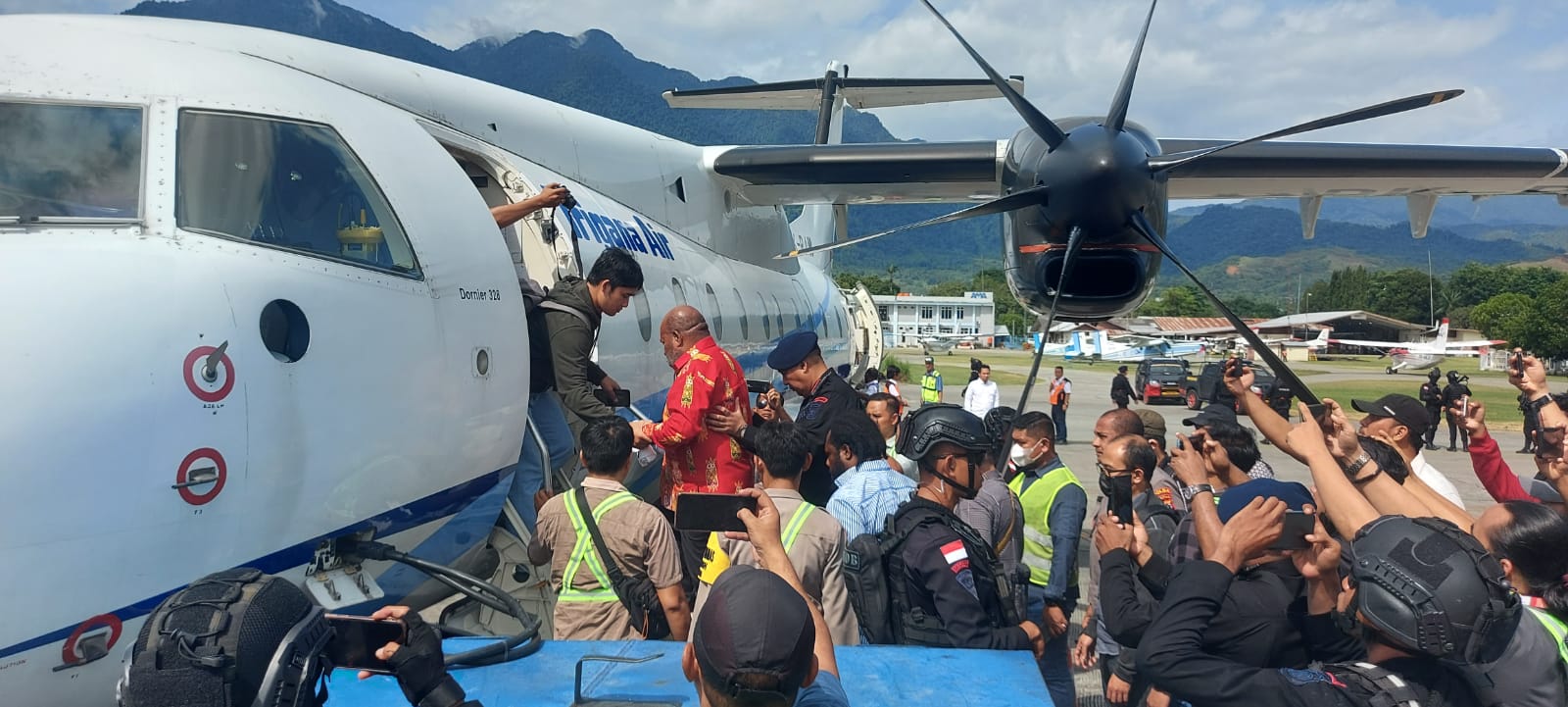 Ini Momen Anton Gobay Pilot Pembawa Senpi Ilegal Saat Foto Bareng Lukas Enembe