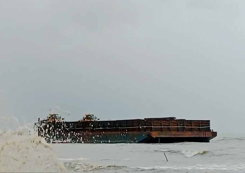 Terbawa Gelombang Tinggi, Kapal Pontong Terdampa di Pesisir Pantai