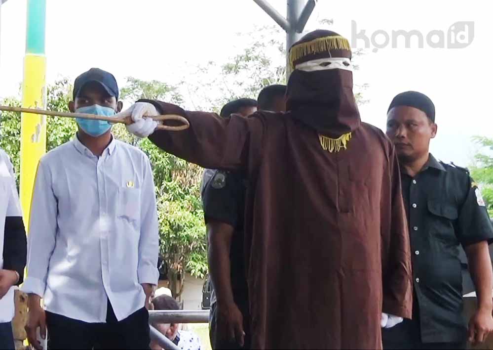 Terbukti Melanggar Syariat Islam, Terpidana Dicambuk di Depan Warga Aceh