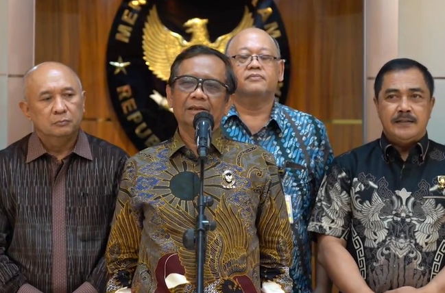 mahfud md di kantornya -