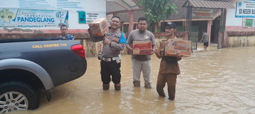 Gerak Cepat Polisi Bantu Warga Korban Banjir