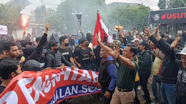 Aksi Aremania Geruduk Kantor Arema FC Berakhir Ricuh