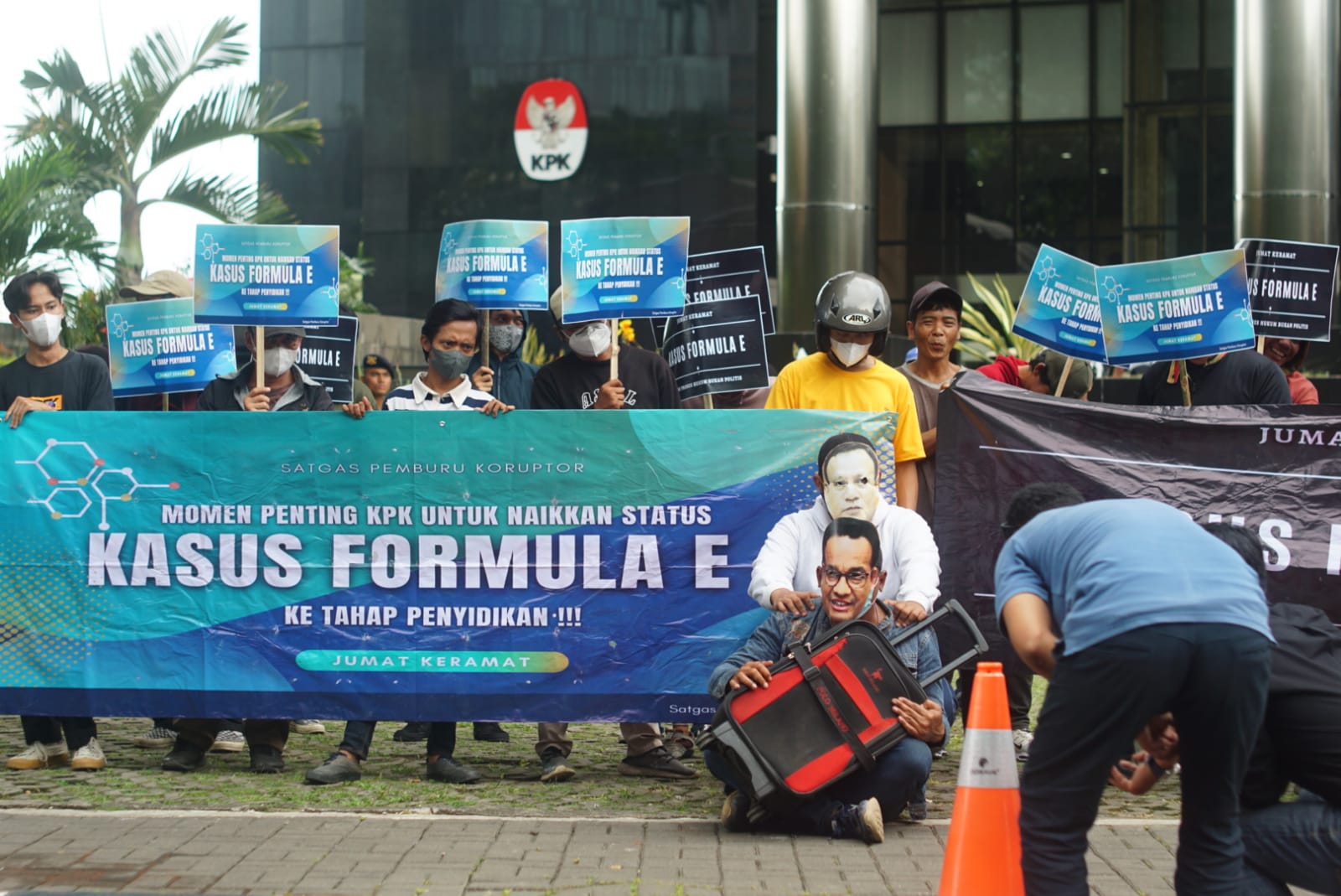 Aksi Teatrikal Jumat Keramat Sindir Koruptor Formula E Bawa Koper ke KPK, SPK Desak Firli Bahuri cs Segera Naikkan ke Tahap Penyidikan