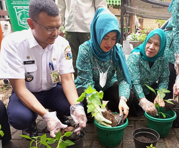 Lurah Gandaria Utara Ikuti Gerakan Penanaman 1000 Pohon Serentak Bersama Ibu Iriana Jokowi