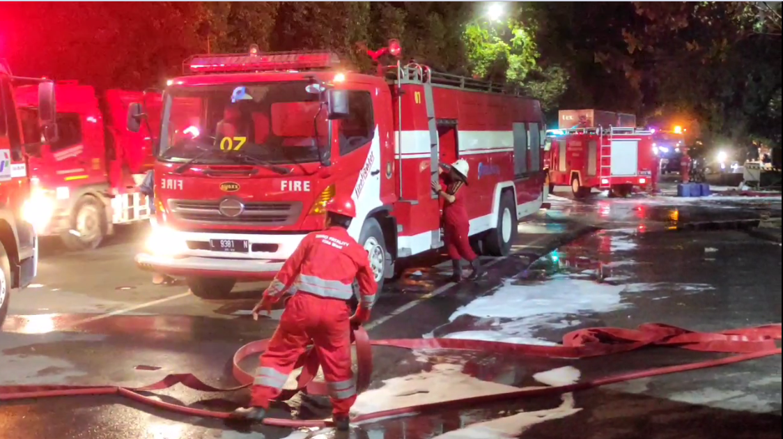 Pipa Pertamina di Perak Surabaya Terbakar