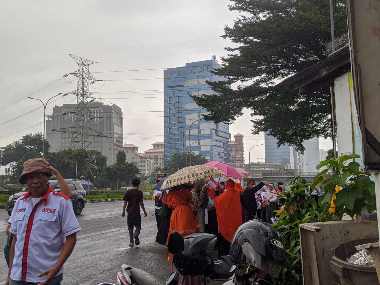 Diguyur Hujan, Kader dan Relawan Cari Tempat Neduh saat Nunggu Deklarasi PKS Usung Anies Baswedan