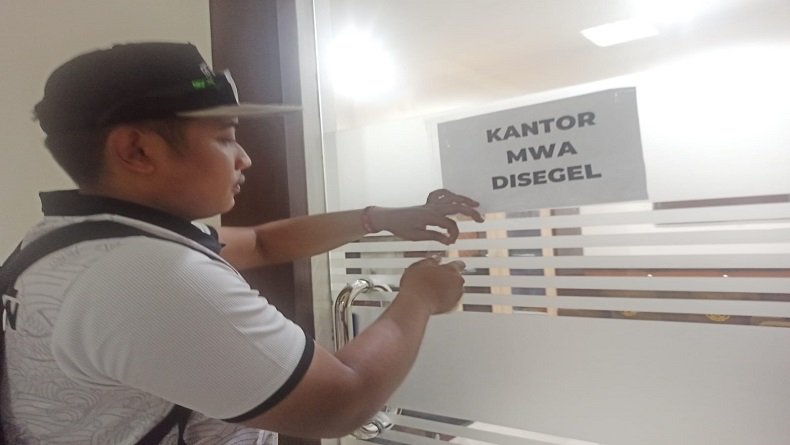 Gagal Bertemu Saat Sampaikan Tuntutan, Mahasiswa FKOR Segel Kantor MWA UNS