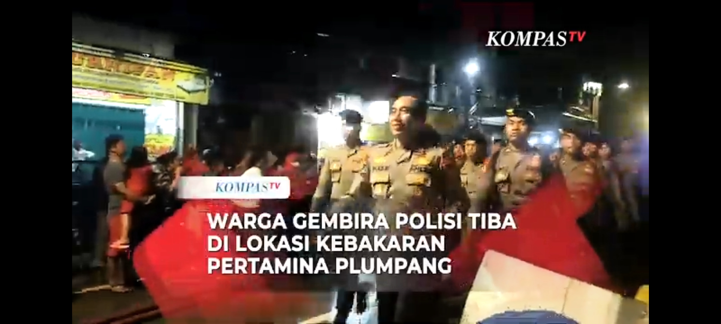 Warga Acungkan Jempol saat Sambut Kedatangan Polisi di Lokasi Kebakaran Pertamina Plumpang