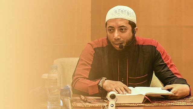 Sindir Khalid Basalamah, Guntur Ingatkan Ceramahnya soal Pajak Haram ! Kok Mau Diundang di Masjid Al Jabbar yang Dibangun dari APBD: Lelucon atau Kebodohan ?