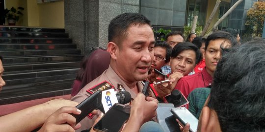 Polres Pidie Jaya Melalui Kapolsek Panteraja Lakukan Quick Response Laporan Masyarakat Perbaiki Jalanan Rusak