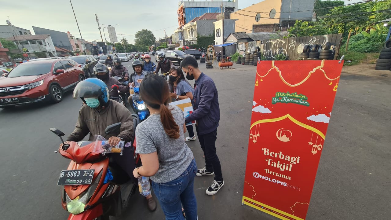 Holopis.com Berbagi Takjil di Antasari, Masyarakat : Terima Kasih Banyak