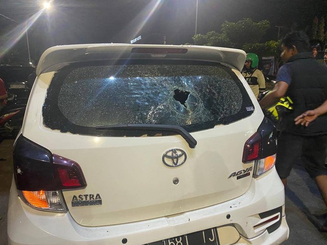 Demo UU Cipta Kerja di Makassar Rusuh, 2 Mobil Rusak, 1 Orang Ditahan ! Demo Kok Rusuh