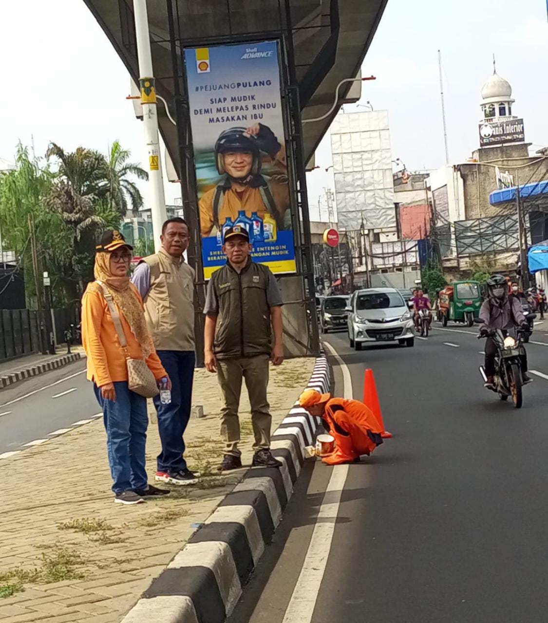 Ciptakan Estetika Kota, Tim PPSU Gelar Pengecatan Ulang Kanstin Trotoar Jalan Fatmawati Raya