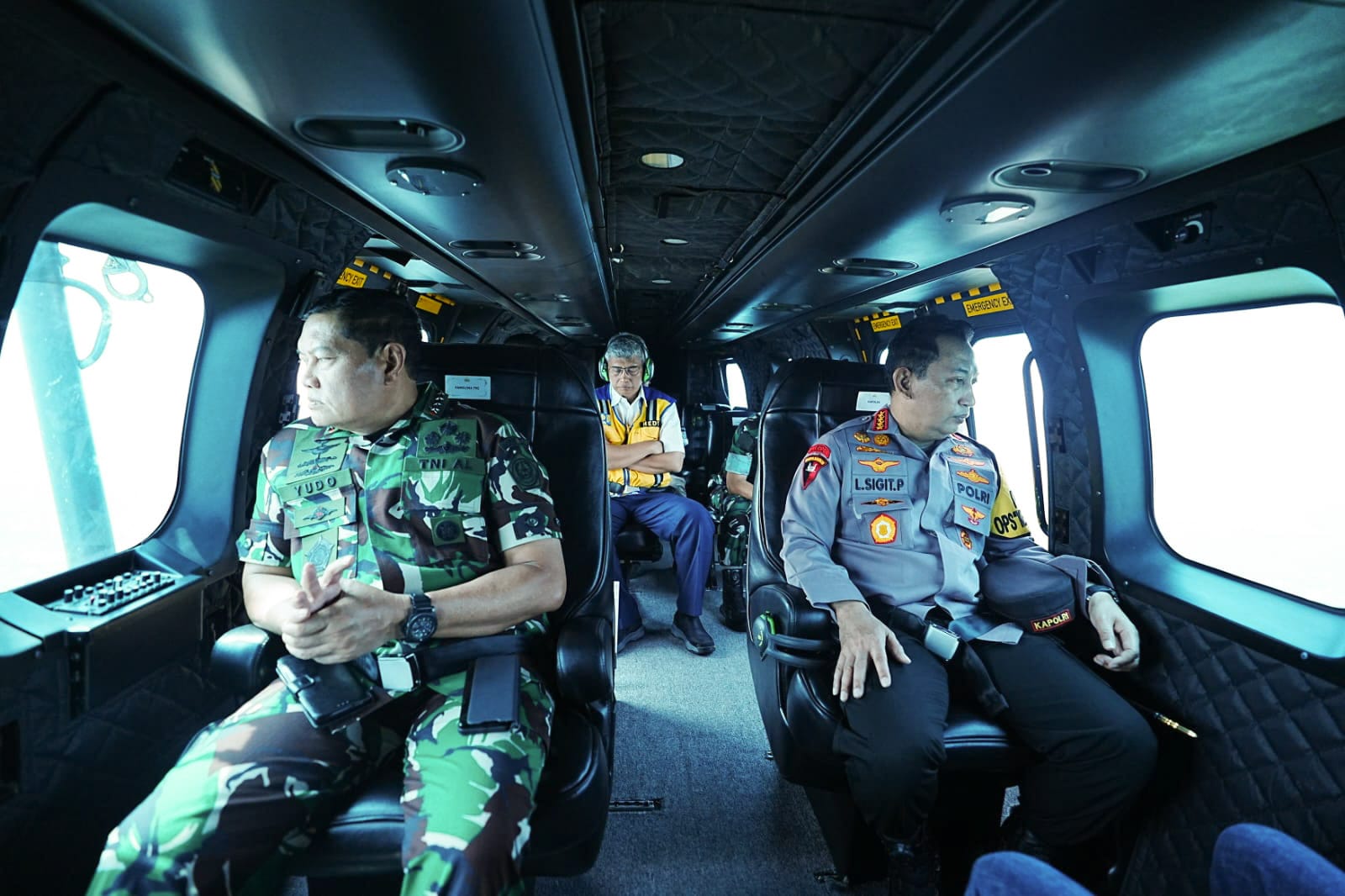 Naik Heli, Kapolri dan Panglima TNI Tinjau Arus Mudik di Tol Jakarta-Merak Hingga Pelabuhan Bakauheni