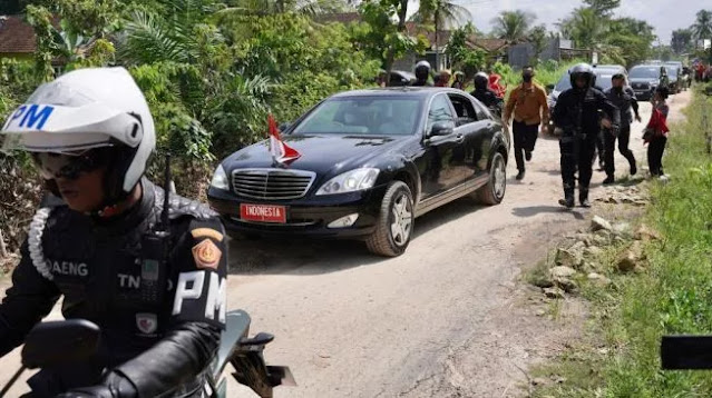 Warga Tertawa Lihat Momen Mobil RI 1 Nyangkut di Jalanan Lampung : Apalagi Kita Tiap Hari Lewat Sini