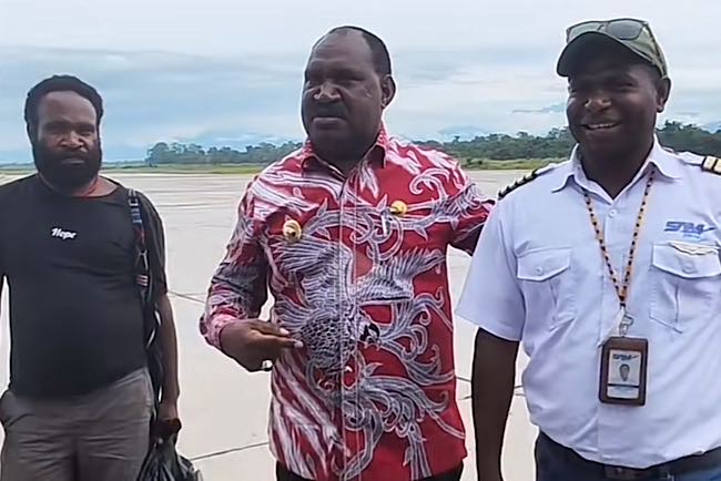 Mantul! Pilot Asli Papua Ini Tetap Pasok Bahan Makanan untuk Warga, Tak Peduli Ancaman KKB Egianus Kogoya