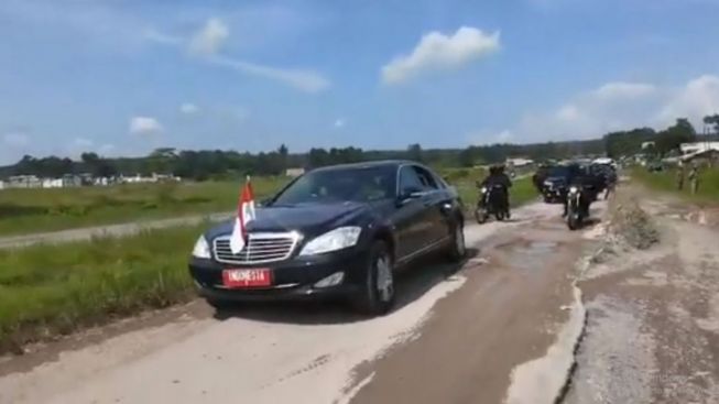 Putar Arah ke Jalan yang Rusak Parah, Jokowi Tolak “Jalan Settingan” di Lampung