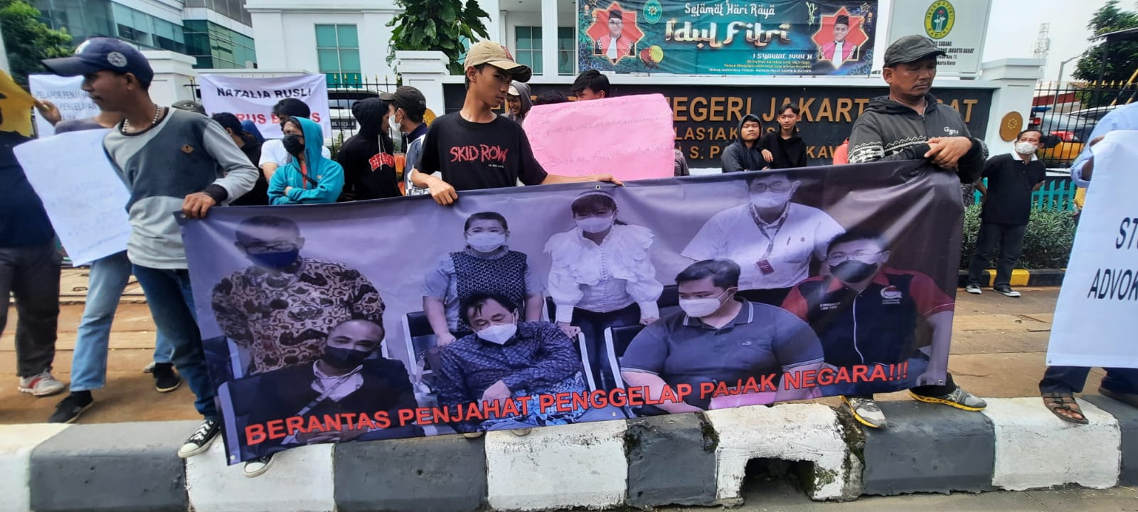 Ratusan Mahasiswa Unjuk Rasa Depan PN Jakbar, Minta Natalia Rusli Dibebaskan