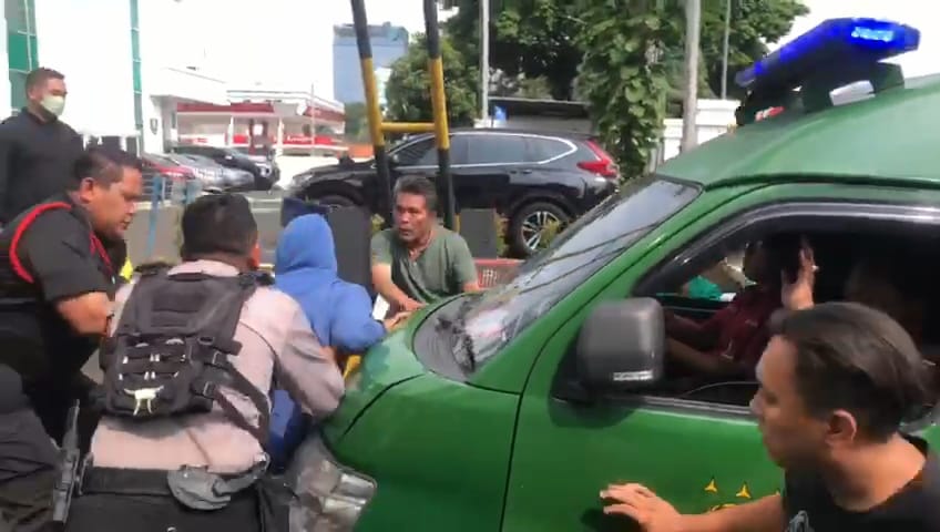 Ratusan Mahasiswa Cegat dan Tabrakan Diri ke Mobil Tahanan Sembari Teriak ‘Bebaskan Natalia Rusli’
