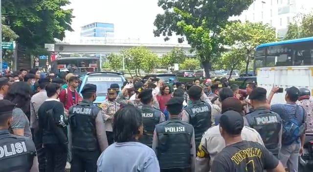 Mahasiswa Koalisi Hukum Nusantara Ngotot Ingin Bebaskan Natalia Rusli, Sempat Hadang Mobil Tahanan di Depan PN Jakbar