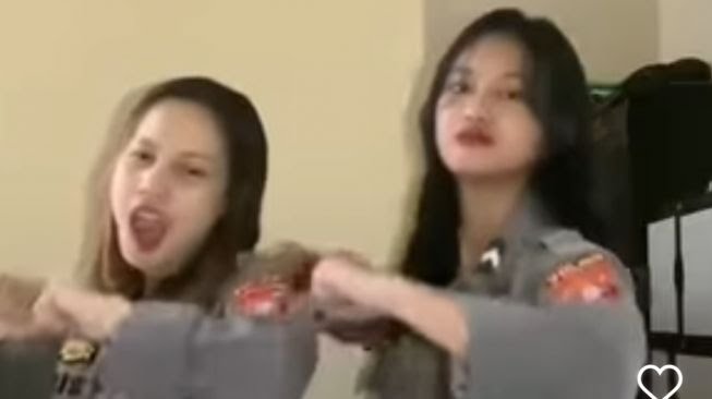 2 Wanita Berseragam Polri Joged Tanpa Celana Dirujak Netizen