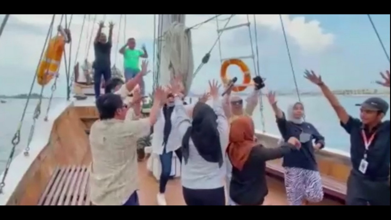 Viral Video Hedon DPRD Sumenep, Warga Balas dengan Aksi Sawer Duit ke Anggota Legislatif