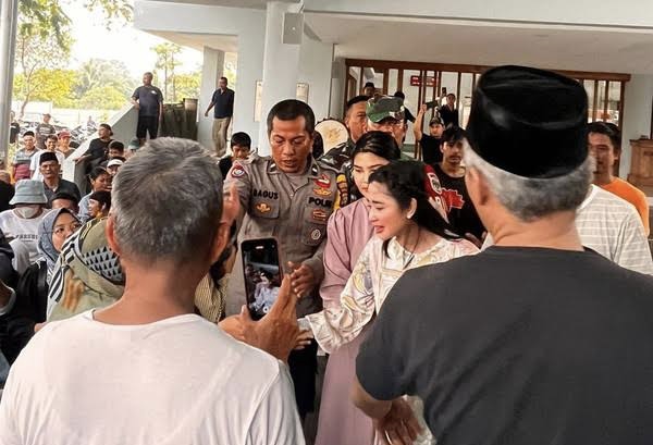 Ibu-ibu Serang Dewi Perssik: Warga Pendatang Baru Jangan Sok Makanya