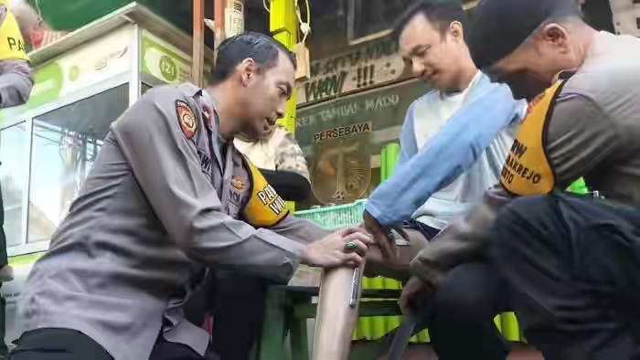 Bantu Warga Disabilitas, Polisi RW Surabaya Wujudkan Impian Miliki Kaki Palsu