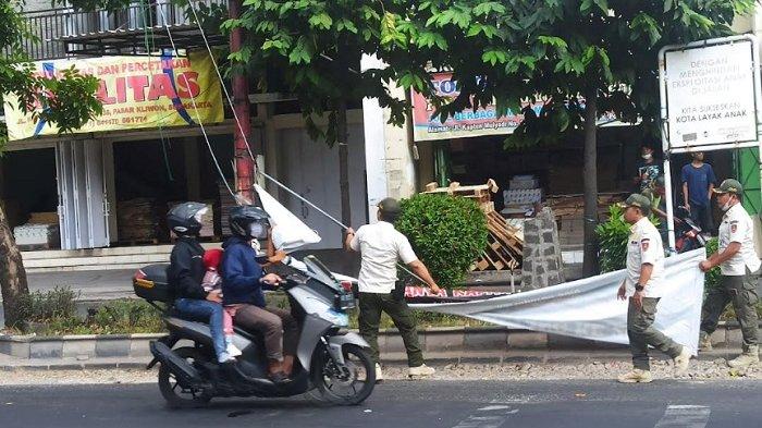 Spanduk Aksi People Power di Solo Ditertibkan Satpol PP