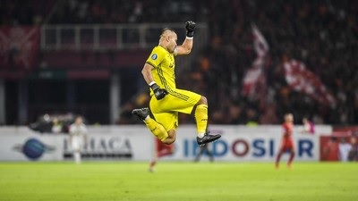 Umpan Kalajengking Kiper Persija Mendunia