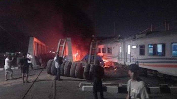 Kecelakaan KA Brantas vs Truk Trailer di Semarang, Api Langsung Berkobar