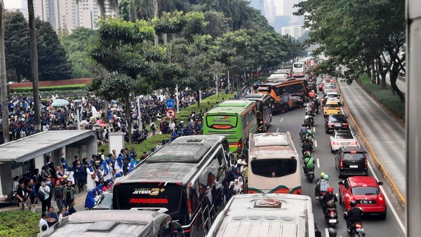 Lalin di Sudirman Macet, Imbas Rombongan Bus Kader Nasdem Usai Apel Siaga Perubahan di GBK