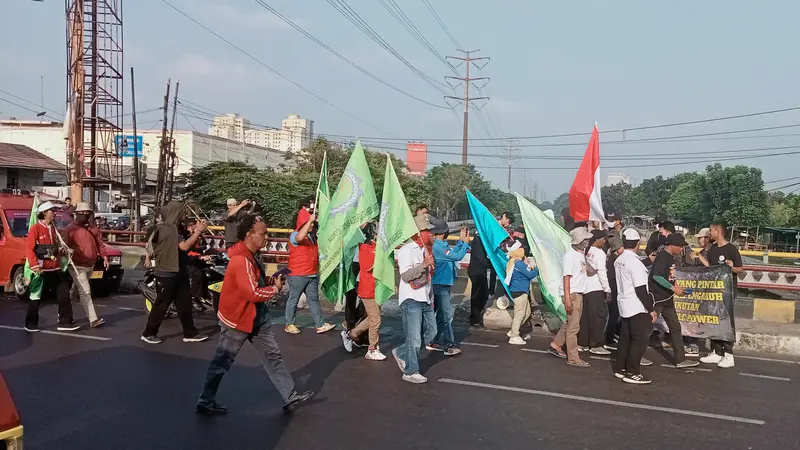 Massa Pemuda Tolak People Power, Hadang Laju Buruh yang Longmarch Menuju Jakarta