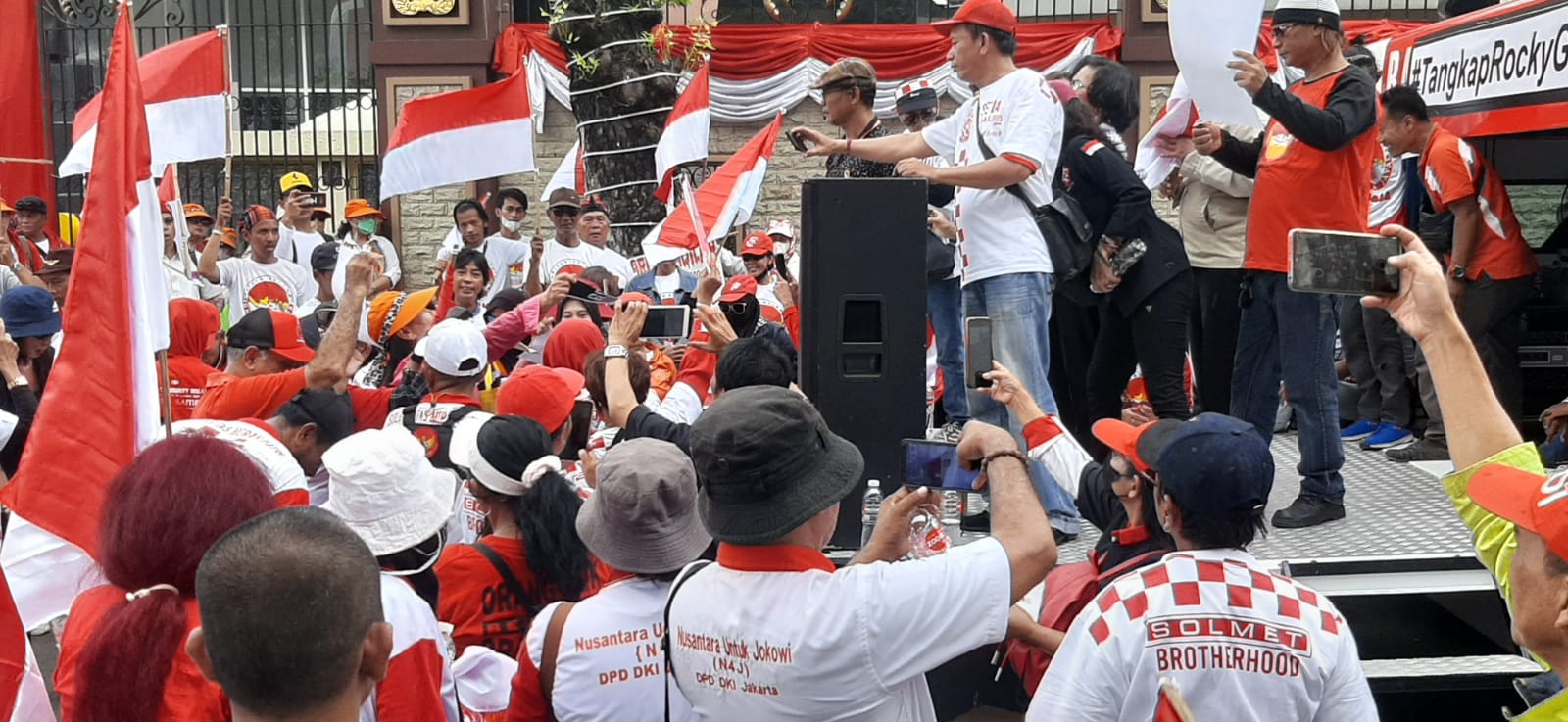 Puluhan Aliansi Gabungan Bersatu Geruduk Mabes Polri Tuntut Segera Tangkap Rocky Gerung