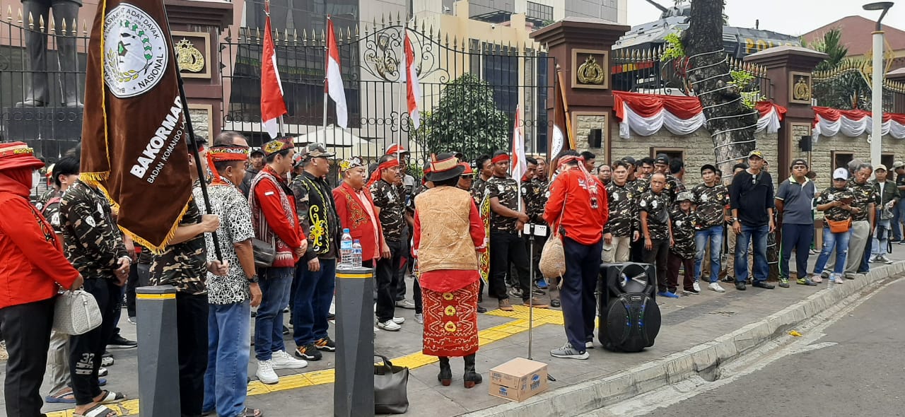 Majelis Adat Dayak Nasional Turun Gunung Demo di Mabes Polri Tuntut Rocky Gerung Ditangkap