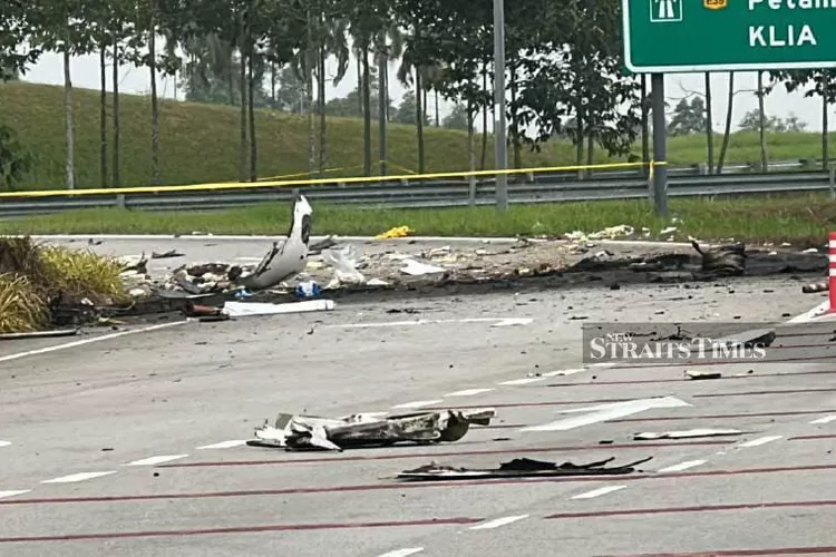 Pesawat Jatuh di Jalan Raya Subang di Malaysia Sebabkan 10 Orang Meninggal Dunia