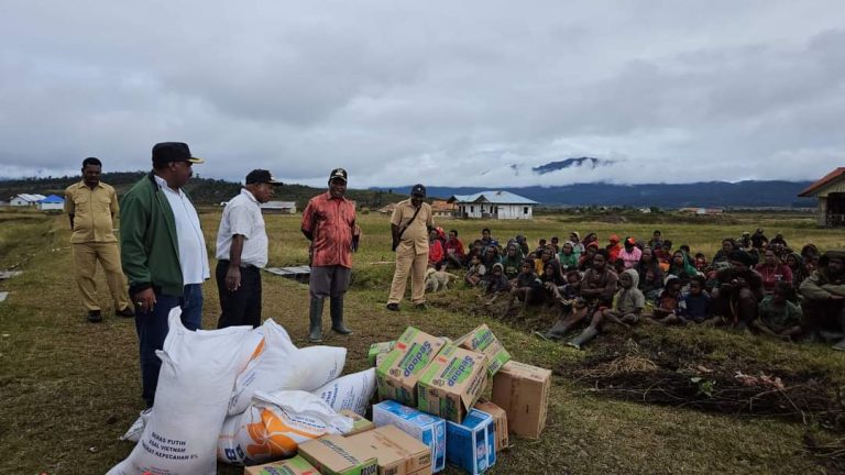 Kapolri Salurkan Bansos untuk Warga Papua yang Kekeringan, 264,7 Ton Beras dan 1.500 Sembako