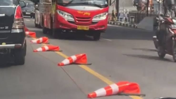 Traffic Cone Meleyot Viral, Ternyata Bukan Karena Panas! Ini Faktanya