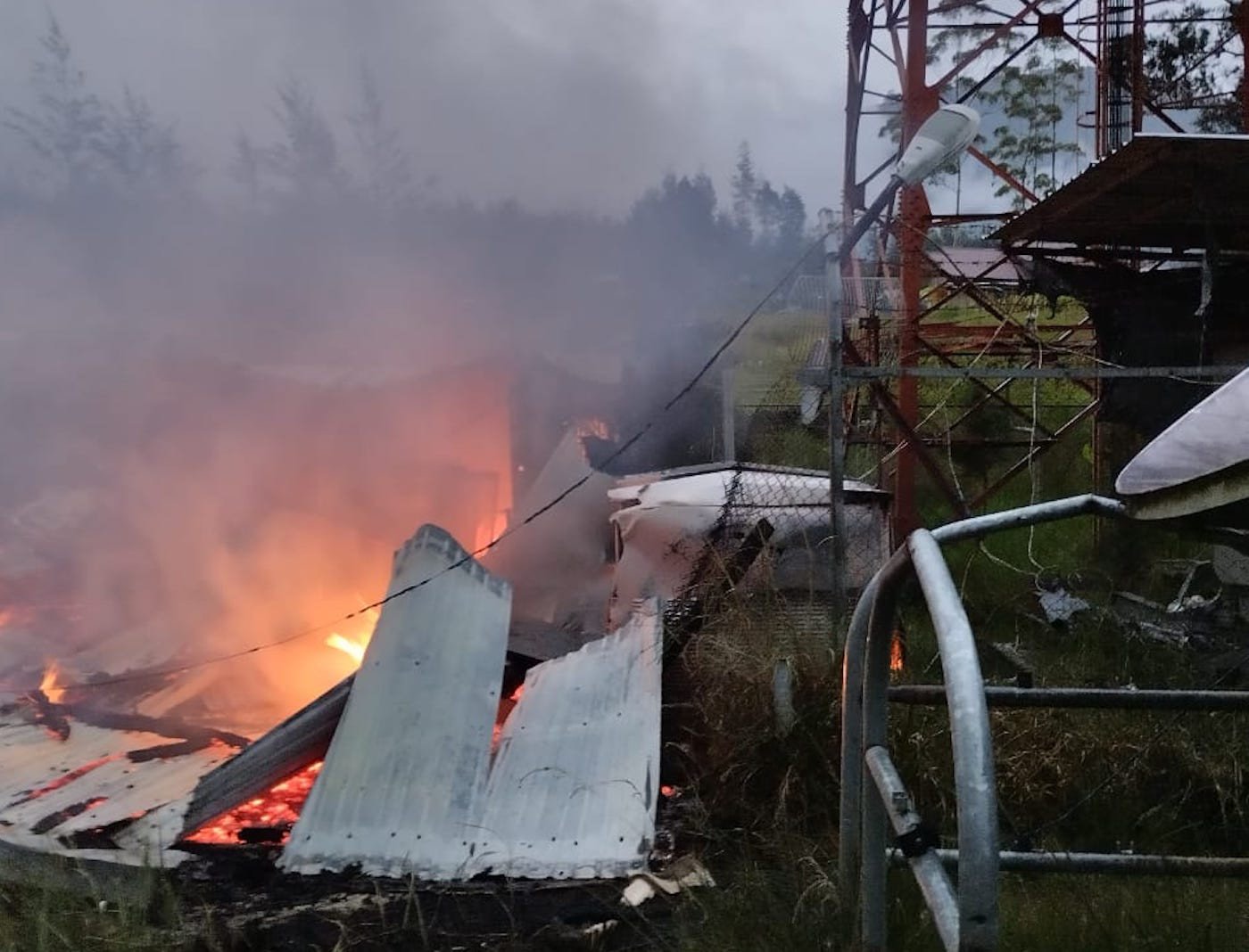 Berulah Lagi, KKB Bakar Tower Telkomsel Hingga Rumah Warga di Puncak Papua