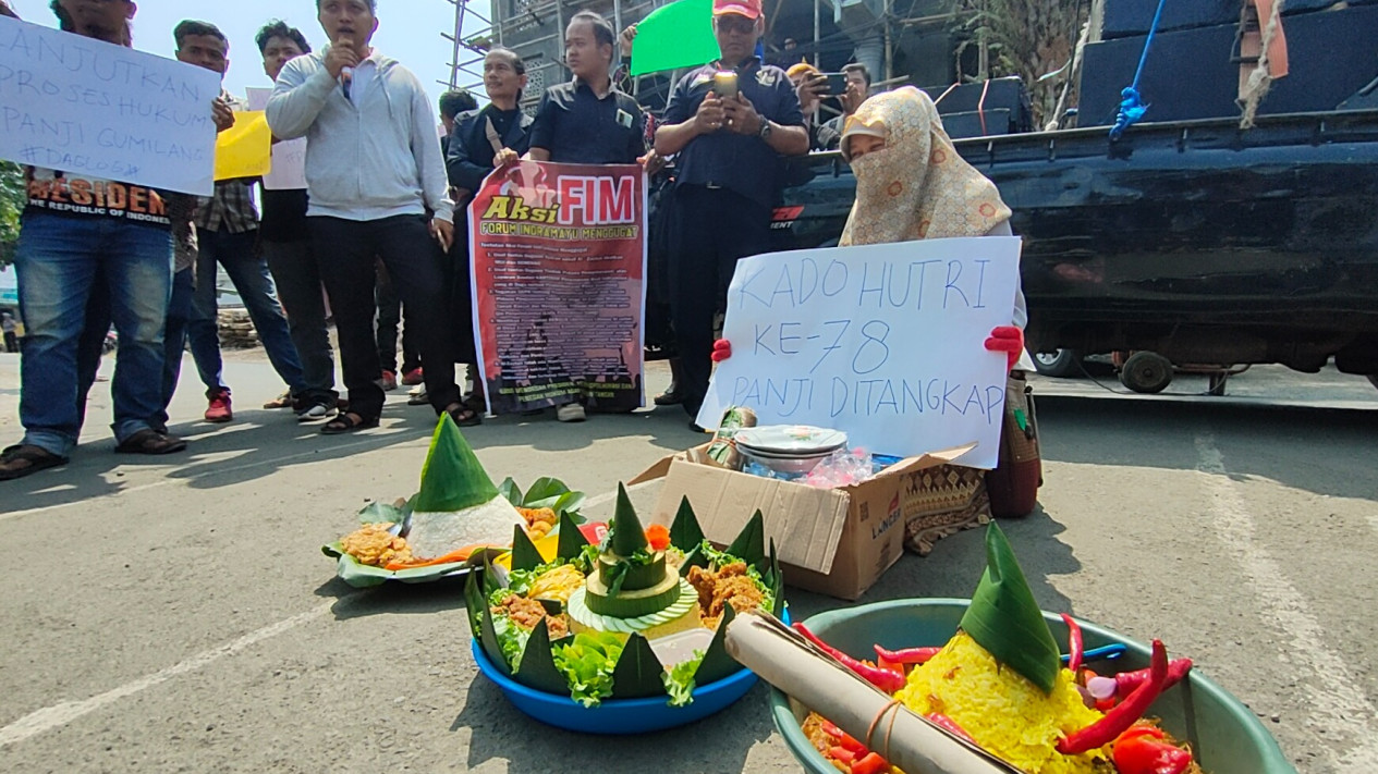 Gelar Tumpengan, Warga Indramayu Bersyukur Telah Ditangkap dan Ditahan