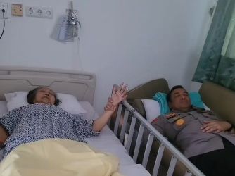 Potret Wakapolda Metro Jaya Temani Ibunya yang Sedang Sakit : Bismillah.. GWS Mah